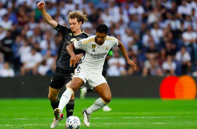 拜仁赛前列队欢迎贝林厄姆，尊重对手尽显风度！的简单介绍